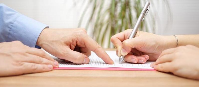 This image shows a North Carolina personal injury lawyer agreeing to payments with a client.